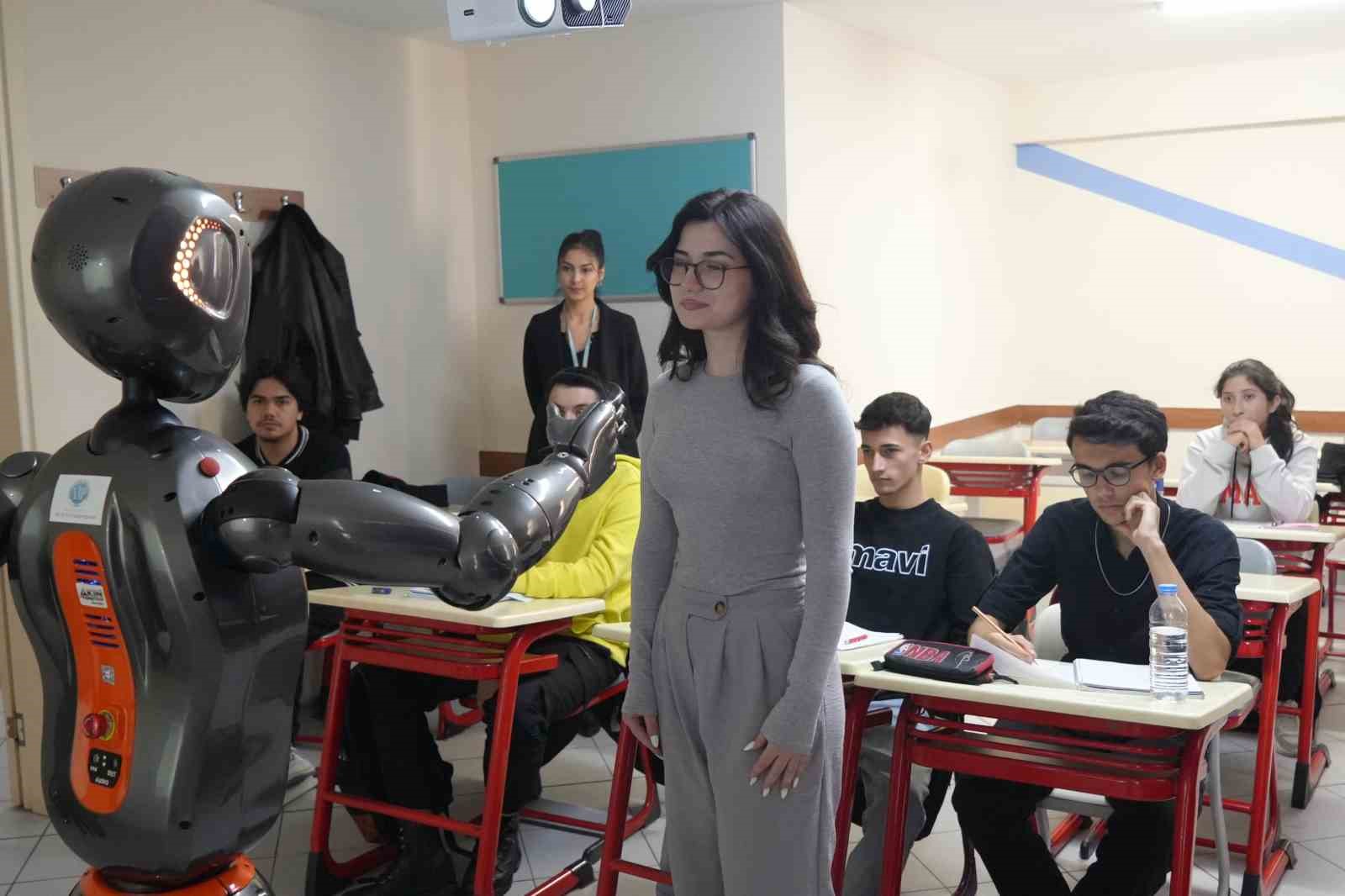Türkiye’nin ilk insansı robotu Ada, öğretmenliğe başladı