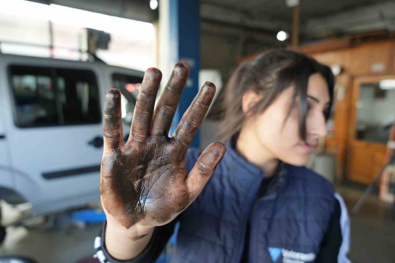 Samsun sanayisinin tek kız çırağı işini severek yapıyor