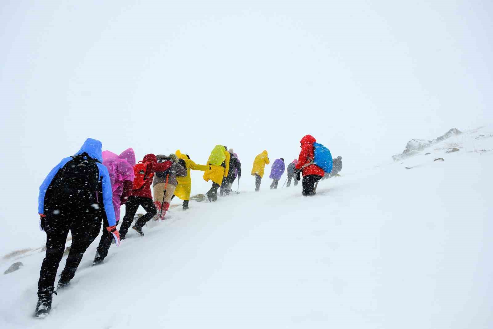 Şehit öğretmen Necmettin Yılmaz anısına zorlu kış tırmanışı