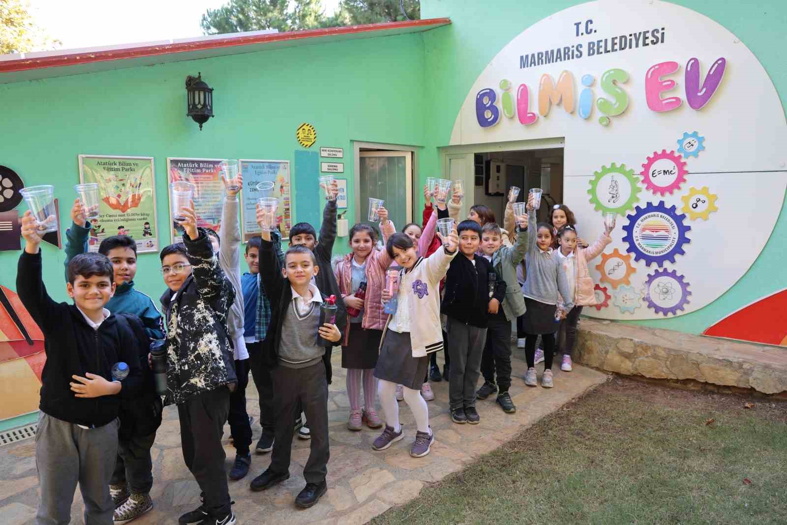 Minik eller toprakla buluştu