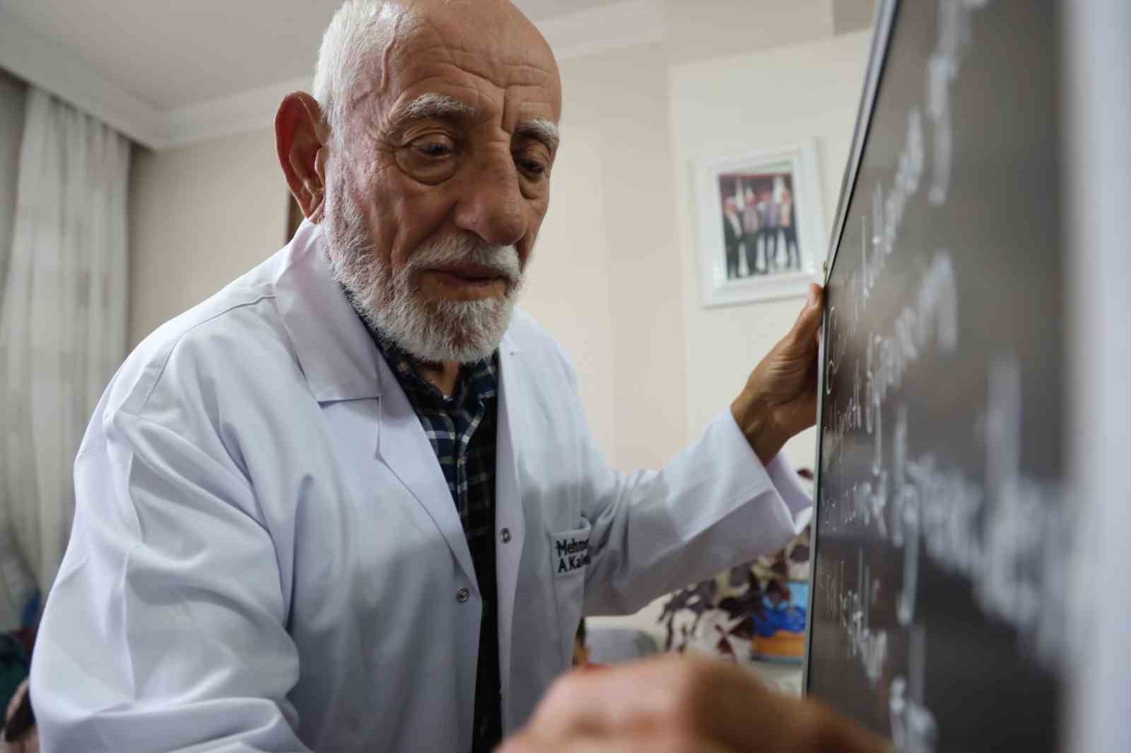 21 yıl sonra tebeşirle buluşan emekli öğretmen, anılarını tazeledi