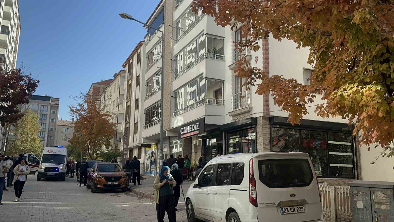 4’üncü kattan düşen 85 yaşındaki adam hayatını kaybetti