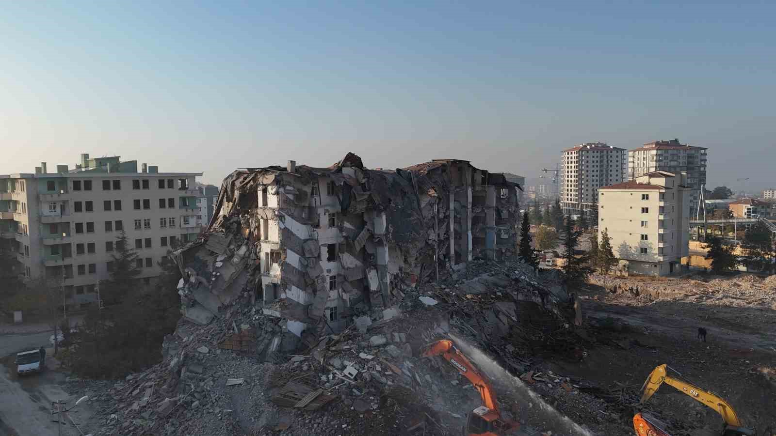 5 katlı bina korna sesi ile yıkıldı