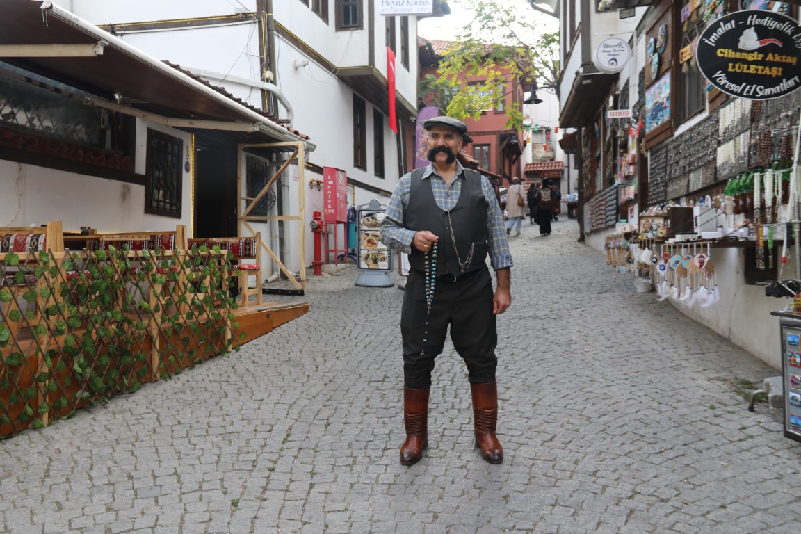 53 yıl sonra yöresel kıyafetlerini giymek için Türkiye döndü