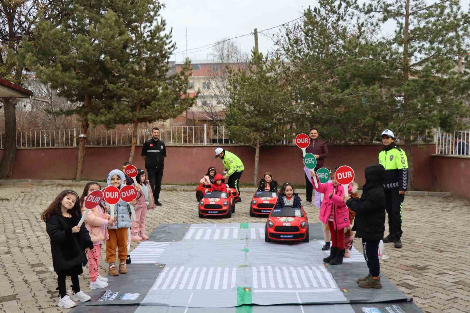 Oltu’da öğrenciler, yapay pistte trafik kurallarını öğrendi