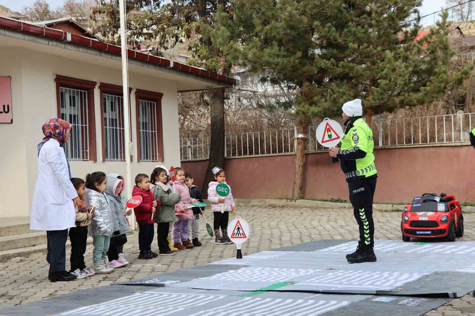 Oltu’da öğrenciler, yapay pistte trafik kurallarını öğrendi