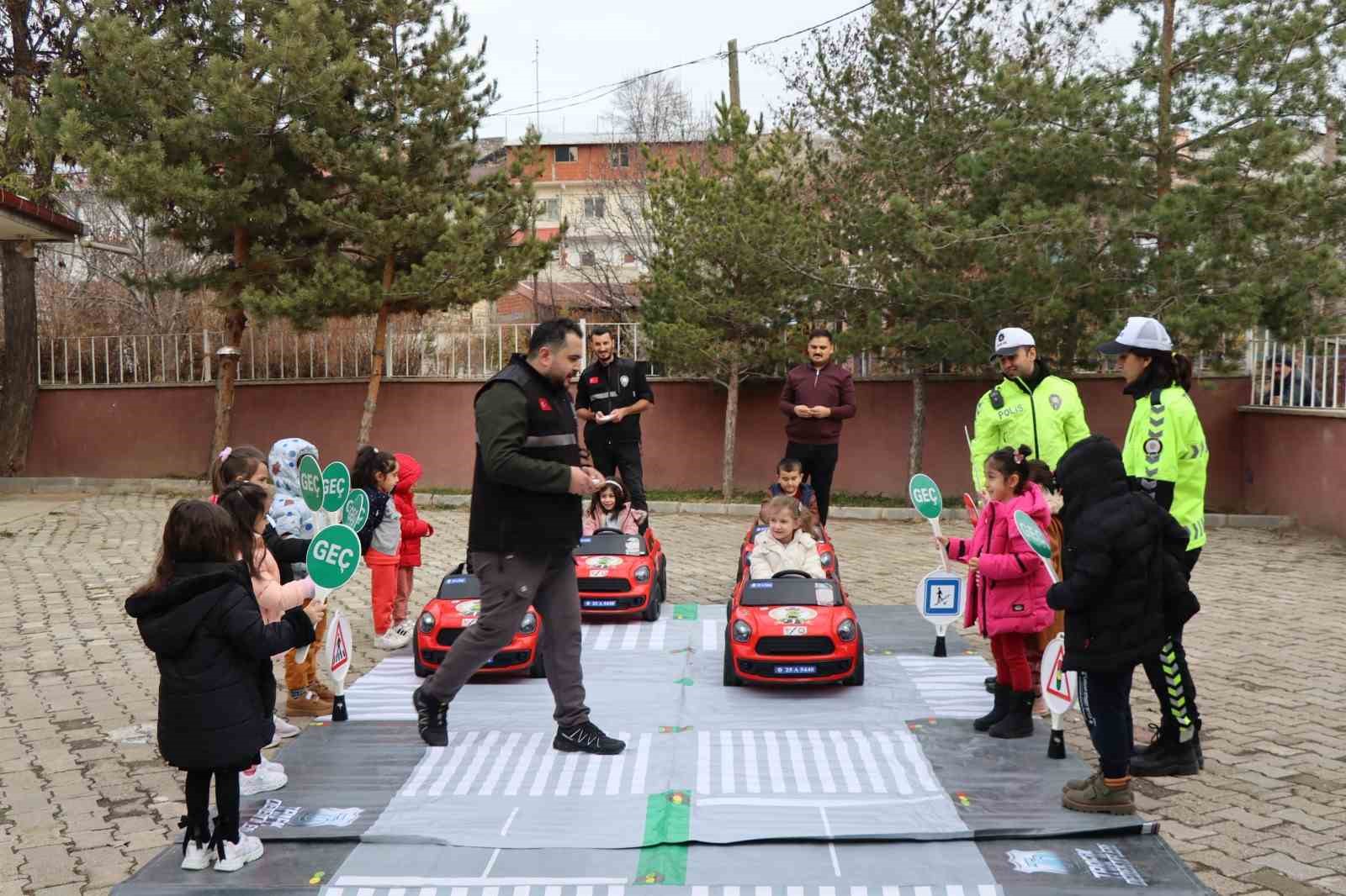 Oltu’da öğrenciler, yapay pistte trafik kurallarını öğrendi
