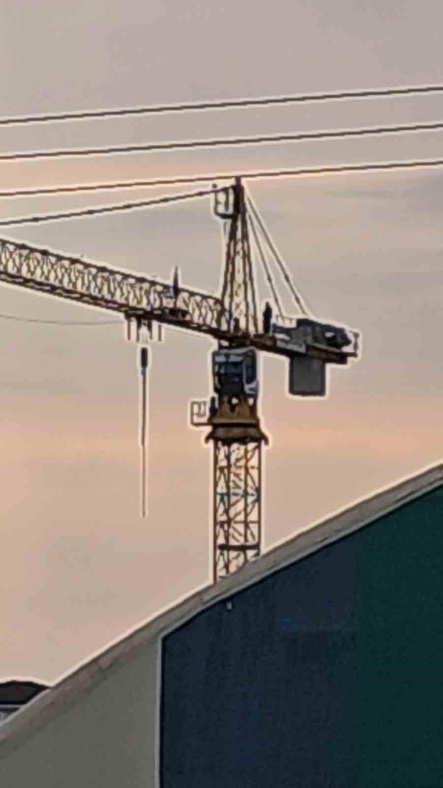 60 metre yükseklikte namaz kıldı