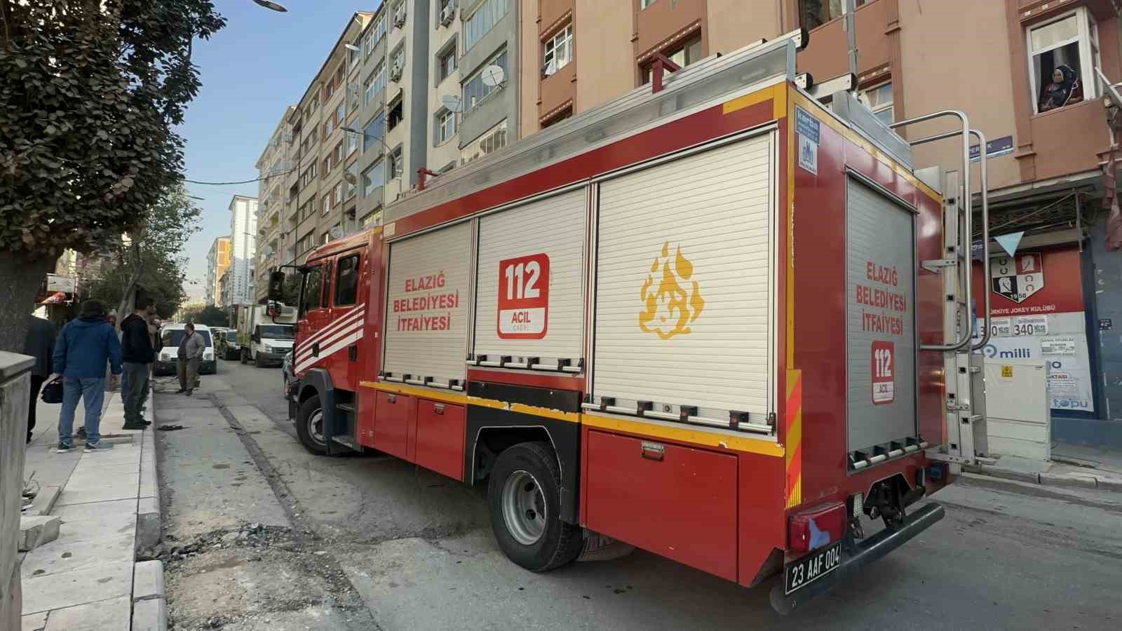 Elazığ’da inanılmaz kaza: 3 araç çarpıştı, bir araç yufka dükkanına girdi, yaralanan olmadı
