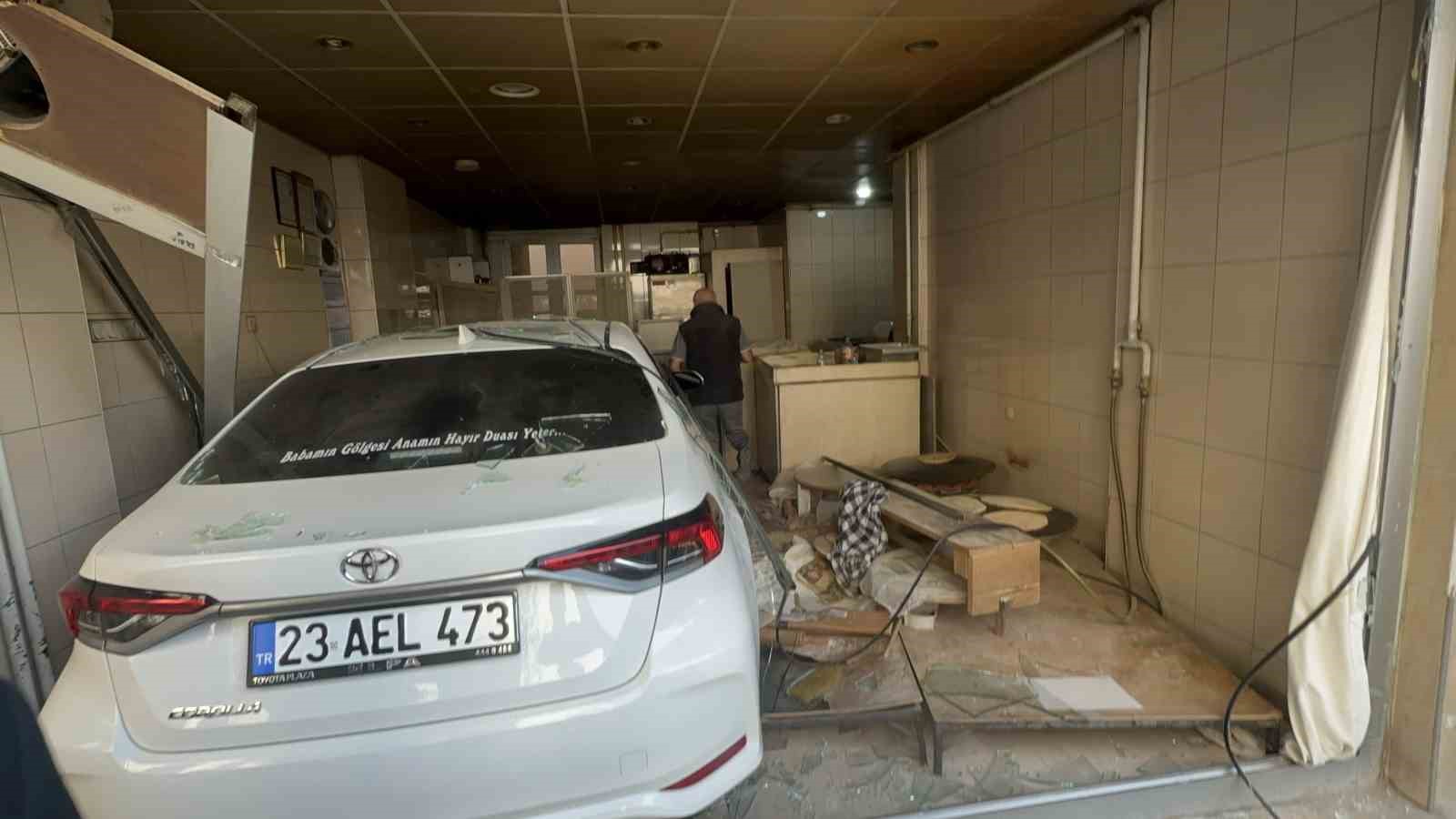 Elazığ’da inanılmaz kaza: 3 araç çarpıştı, bir araç yufka dükkanına girdi, yaralanan olmadı