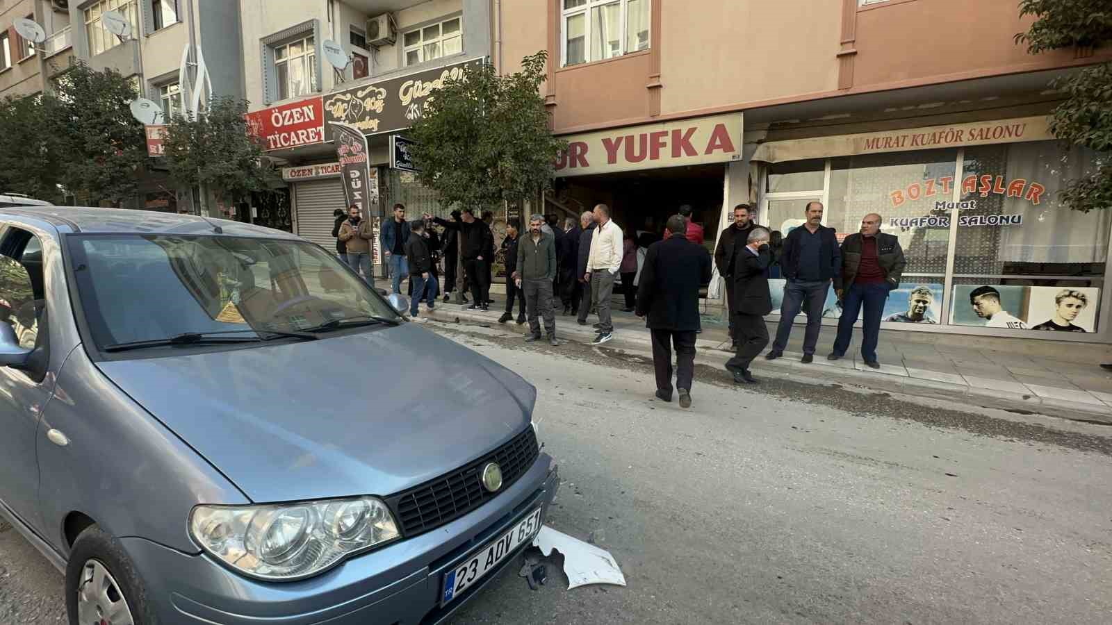 Elazığ’da inanılmaz kaza: 3 araç çarpıştı, bir araç yufka dükkanına girdi, yaralanan olmadı