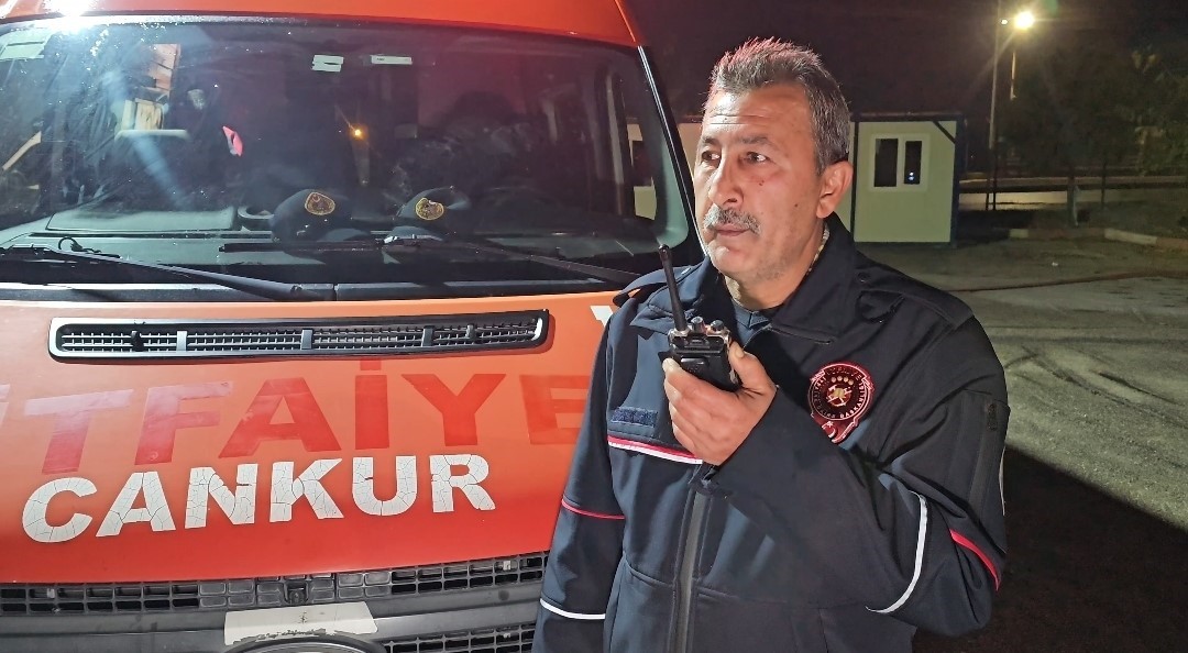 Emekli olan itfaiye erine sulu kutlama