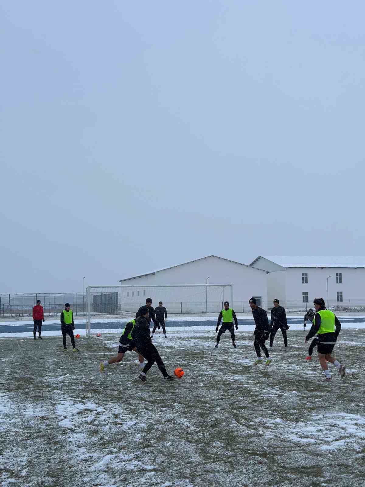 Muş Spor kar altında antrenman yaptı