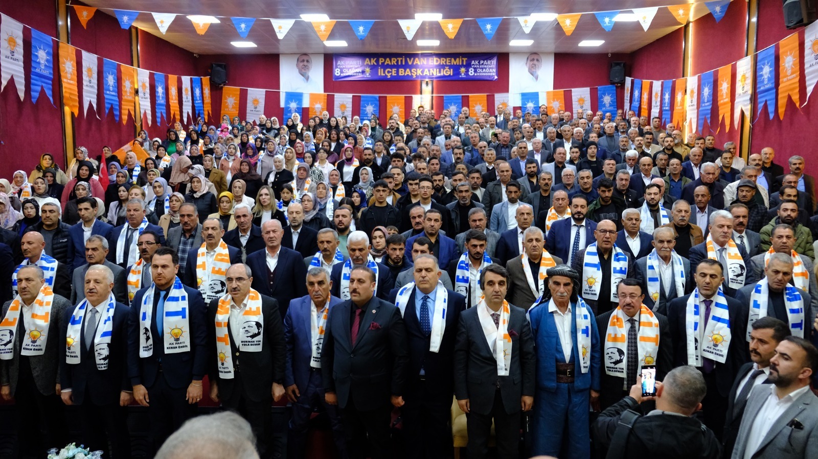 AK Partinin Van kongreleri devam ediyor