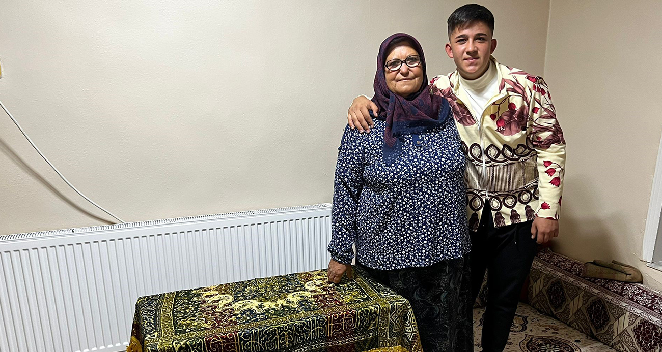 Antika perdeyi ceket yapıp giydi  