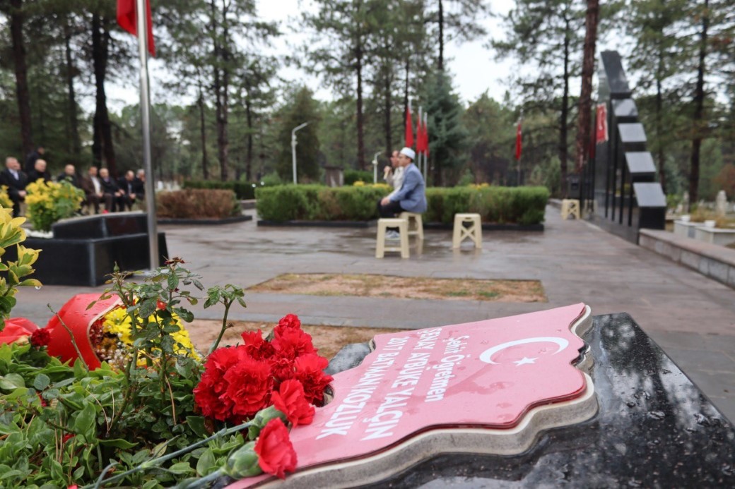 Aybüke öğretmen mezarı başında dualarla anıldı