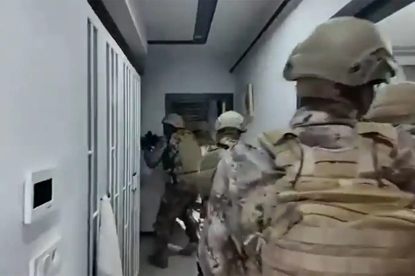 Elebaşının kırmızı bültenle arandığı organize suç örgütüne 16 ilde operasyon!