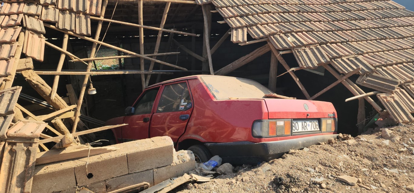 Fren yerine gaza basınca Tofaş’ı ile ahırın üzerine uçtu