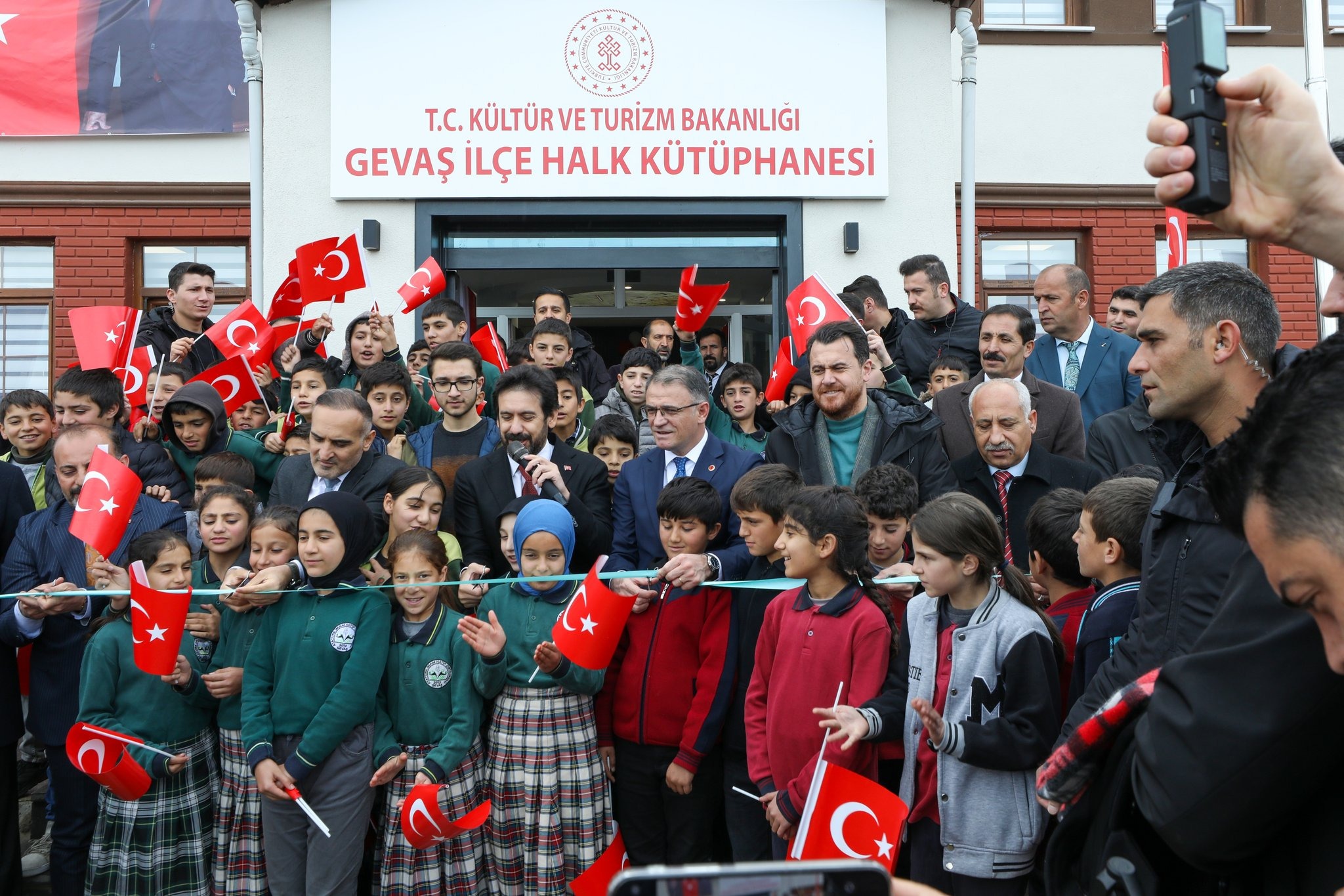 Gevaş Halk Kütüphanesi Hizmete Açıldı