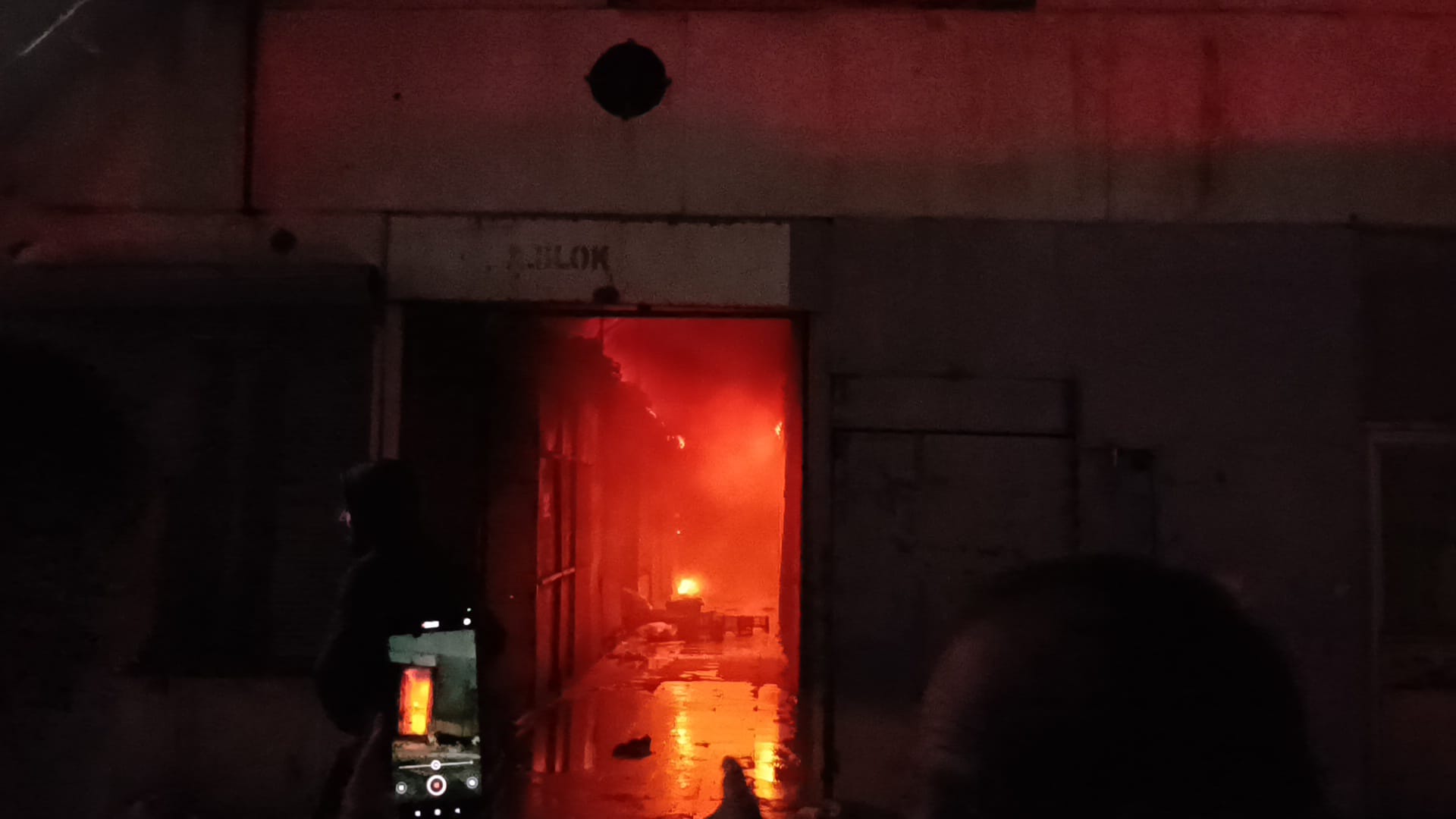 Van’ın tarihi çarşısında korkutan yangın