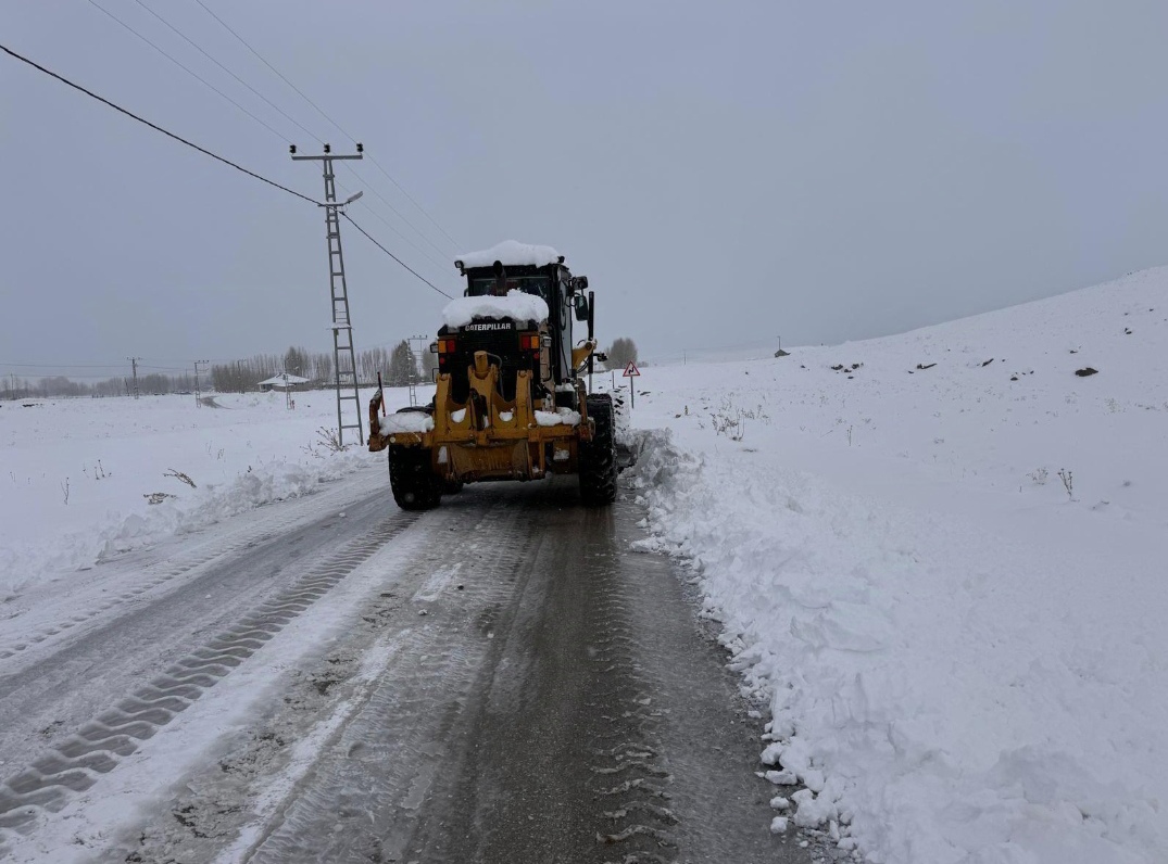Gürpınar’da 2 yerleşim yeri yolu ulaşıma kapalı