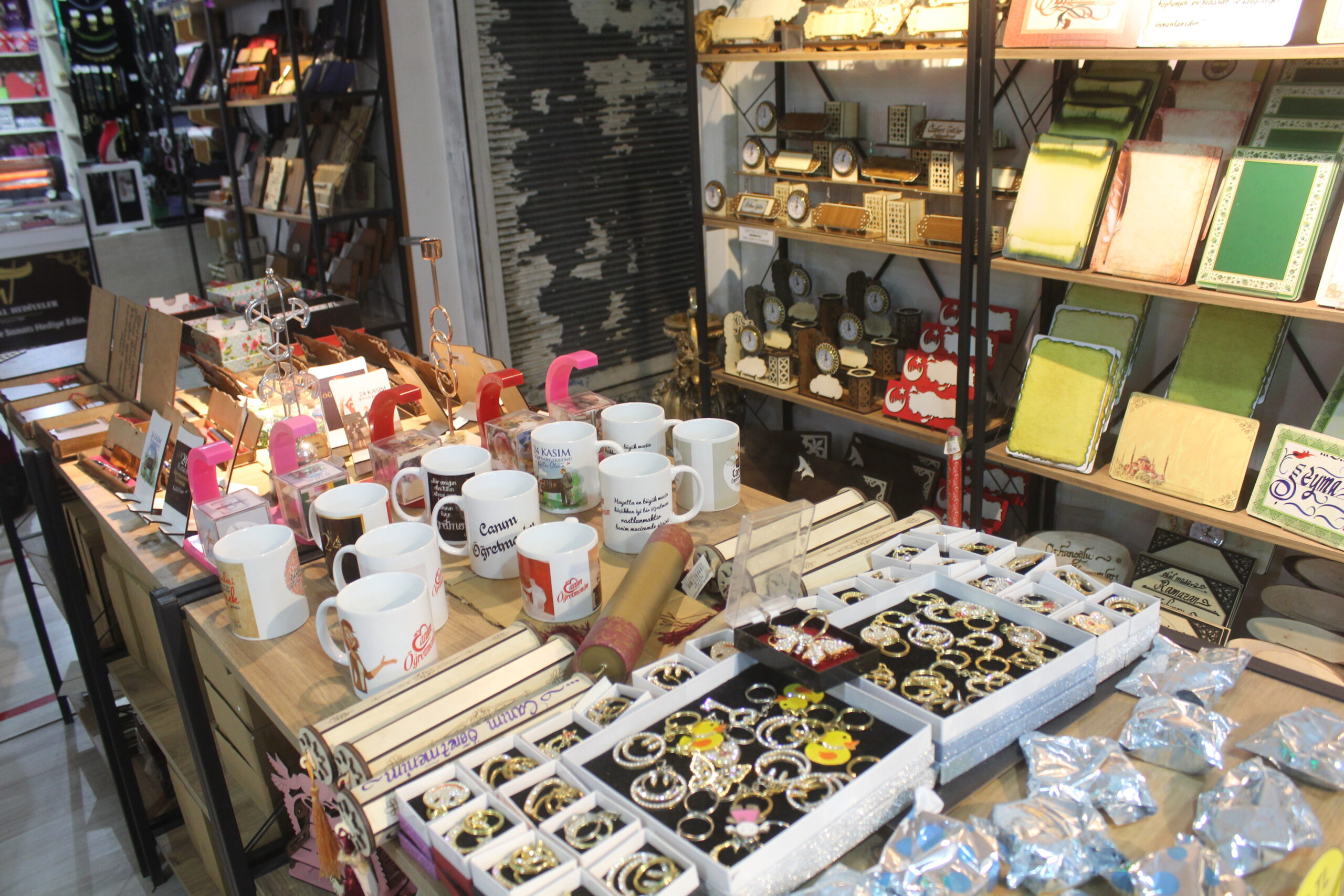 Van’da  “Öğretmenler Günü” için hediyelik eşyacılara yoğun ilgi