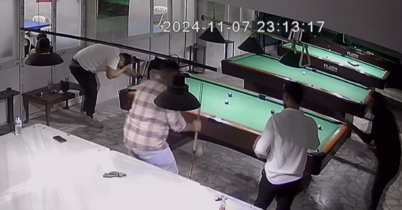 Kafasına bilardo topu gelen genç yere yığıldı!