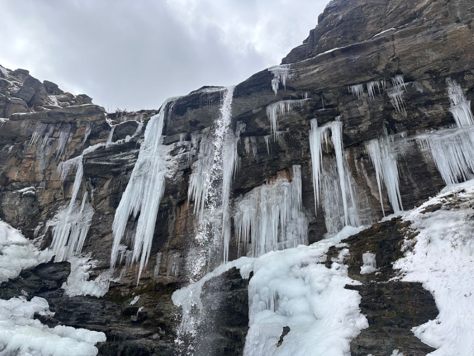 Orşe Vadisi’ndeki şelale dondu: İşte o muhteşem görüntüler…