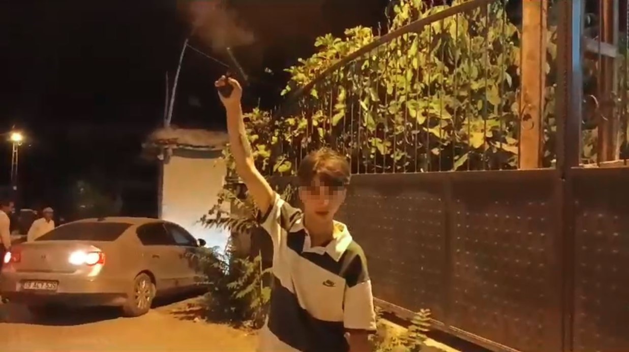 Tabanca ile birbirine ateş eden çocuklar yakalandı