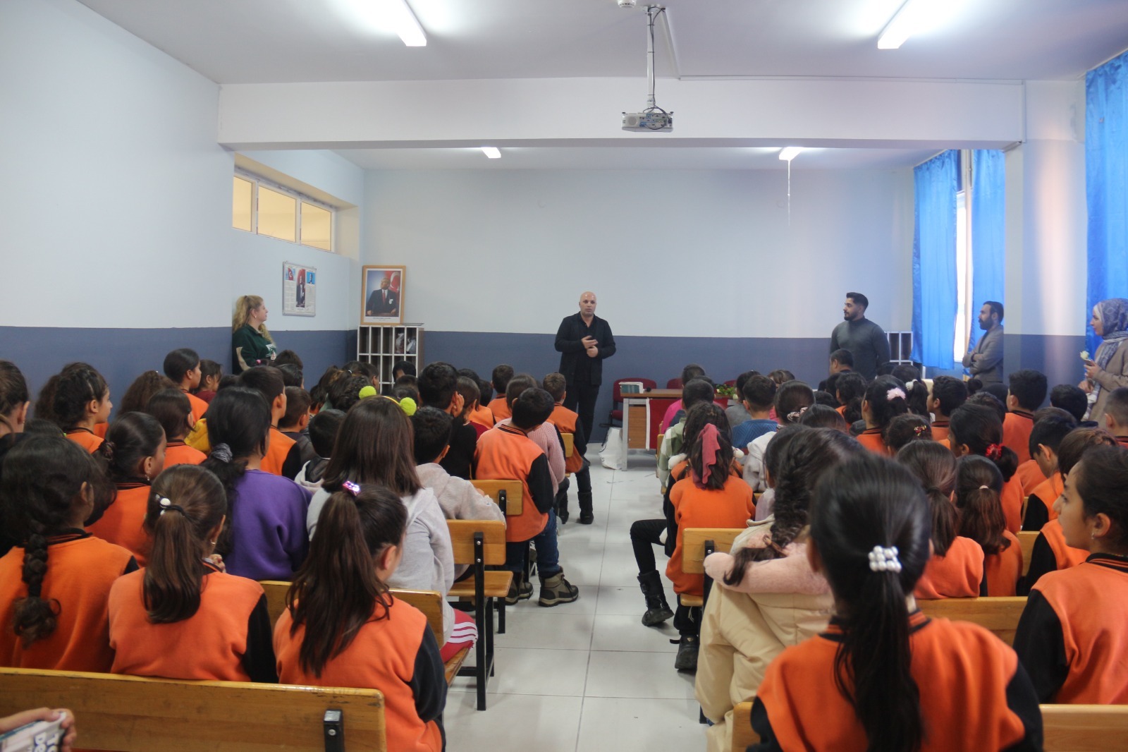 Van’ın Özalp ilçesinde ilk defa yazar – öğrenci buluşması yapıldı