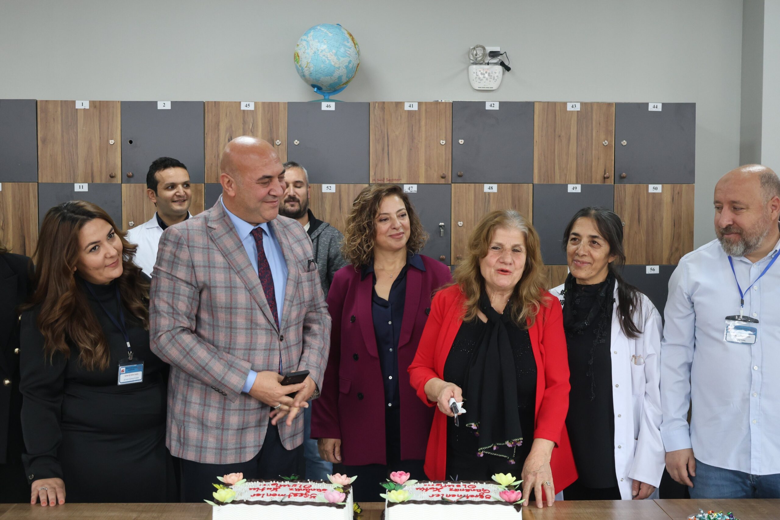 Van’da aynı okulda 47 yıl öğretmenlik yaptıktan sonra emekli olan öğretmene sürpriz kutlama