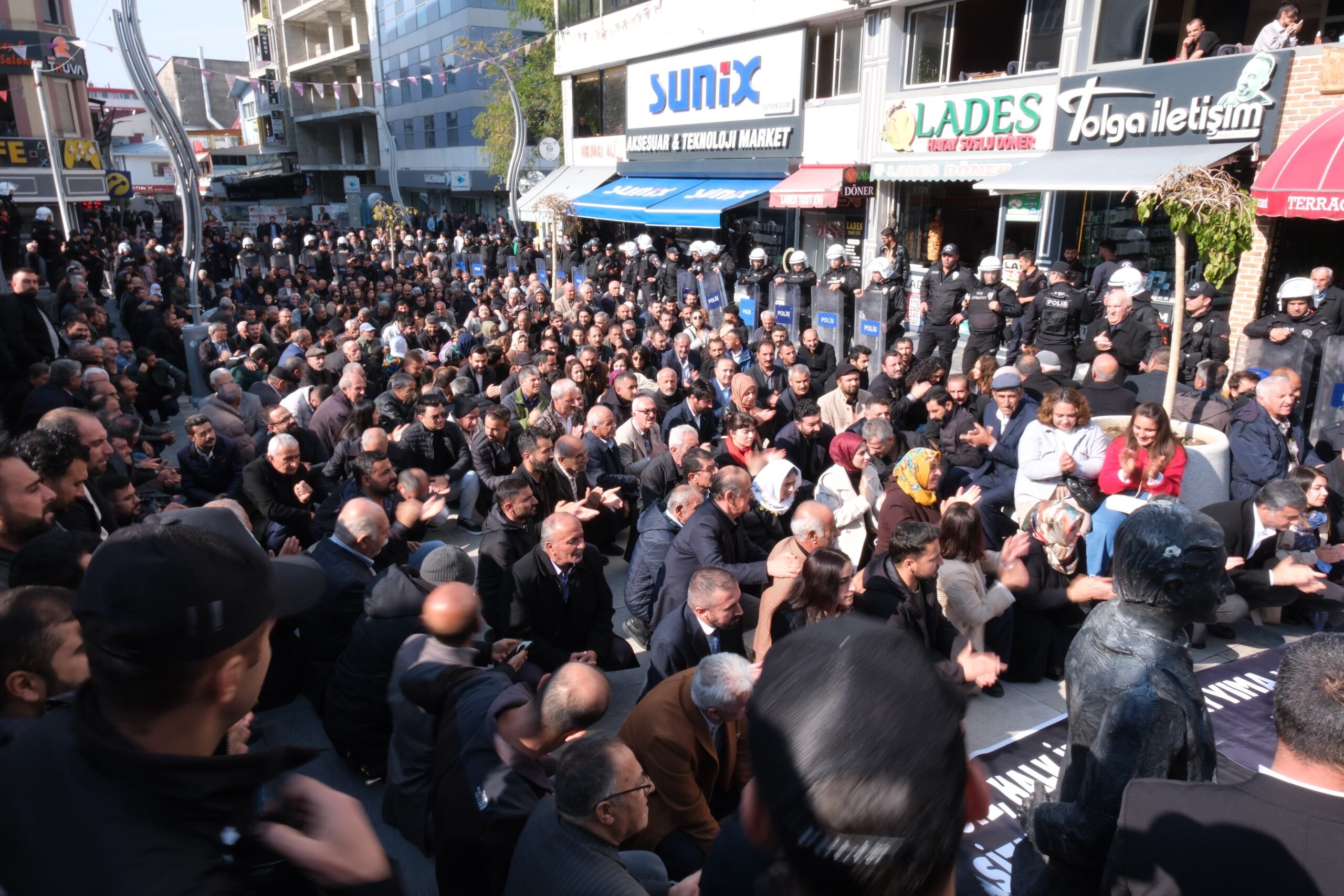 Van’da kayyumlar protesto edildi. Birçok kişi gözaltına alındı