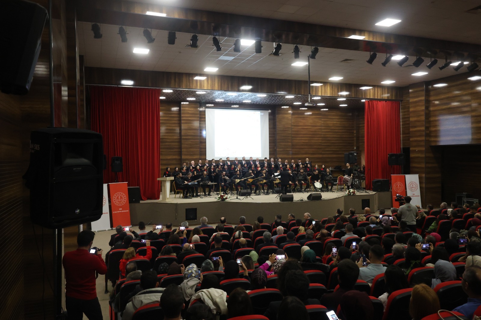 Van’da köy okullarında görev yapan öğretmenler bir araya geldi