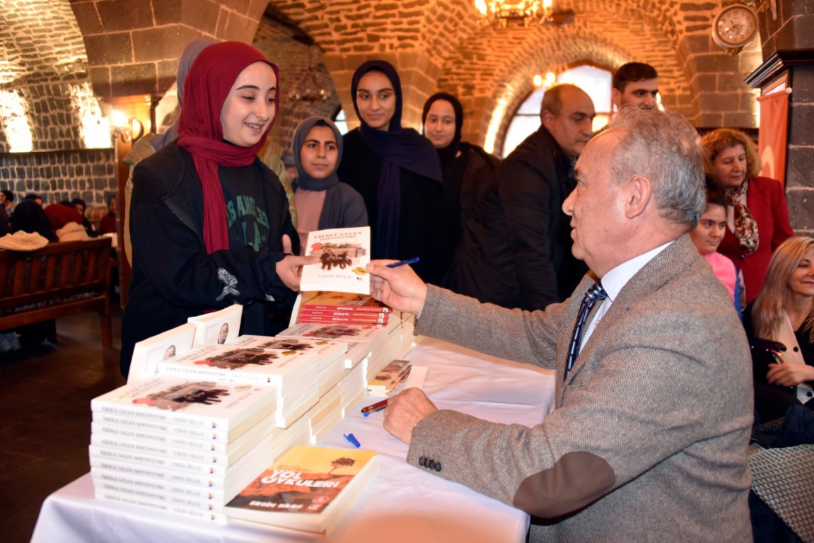 Yazar, imza gününe eşekle geldi