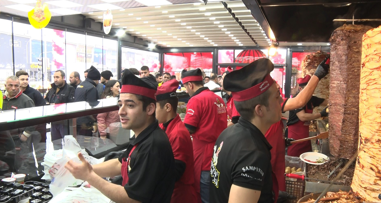 Döner ve ayranın fiyatını 1 Lira yaptı, 3 saatte 1 ton sattı