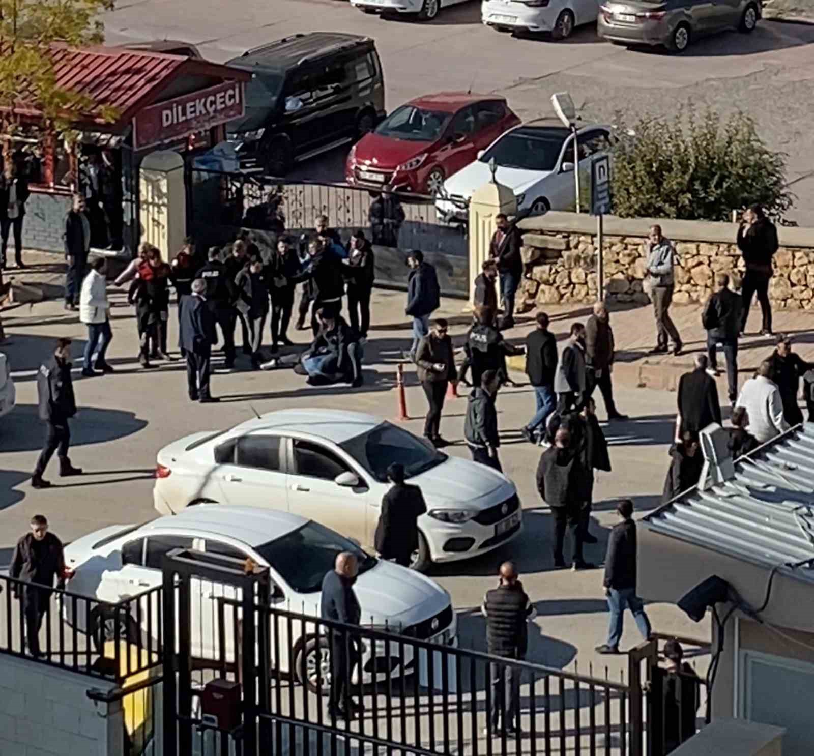 Adliye önünde kavga: 3 yaralı