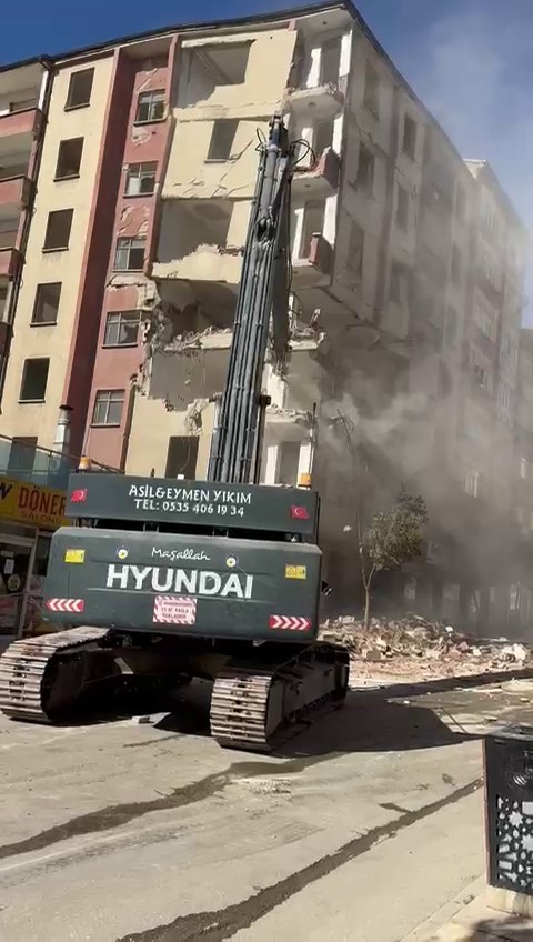 Ağır hasarlı bina tek dokunuşla yıkıldı