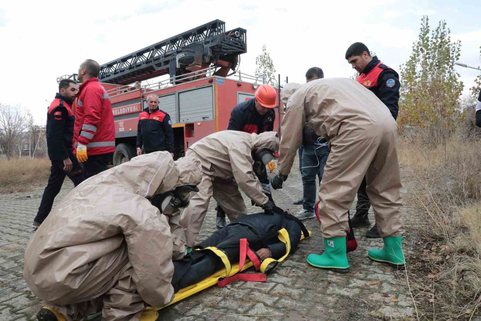 Ağrı’da yapılan afet tatbikatı gerçeğini aratmadı