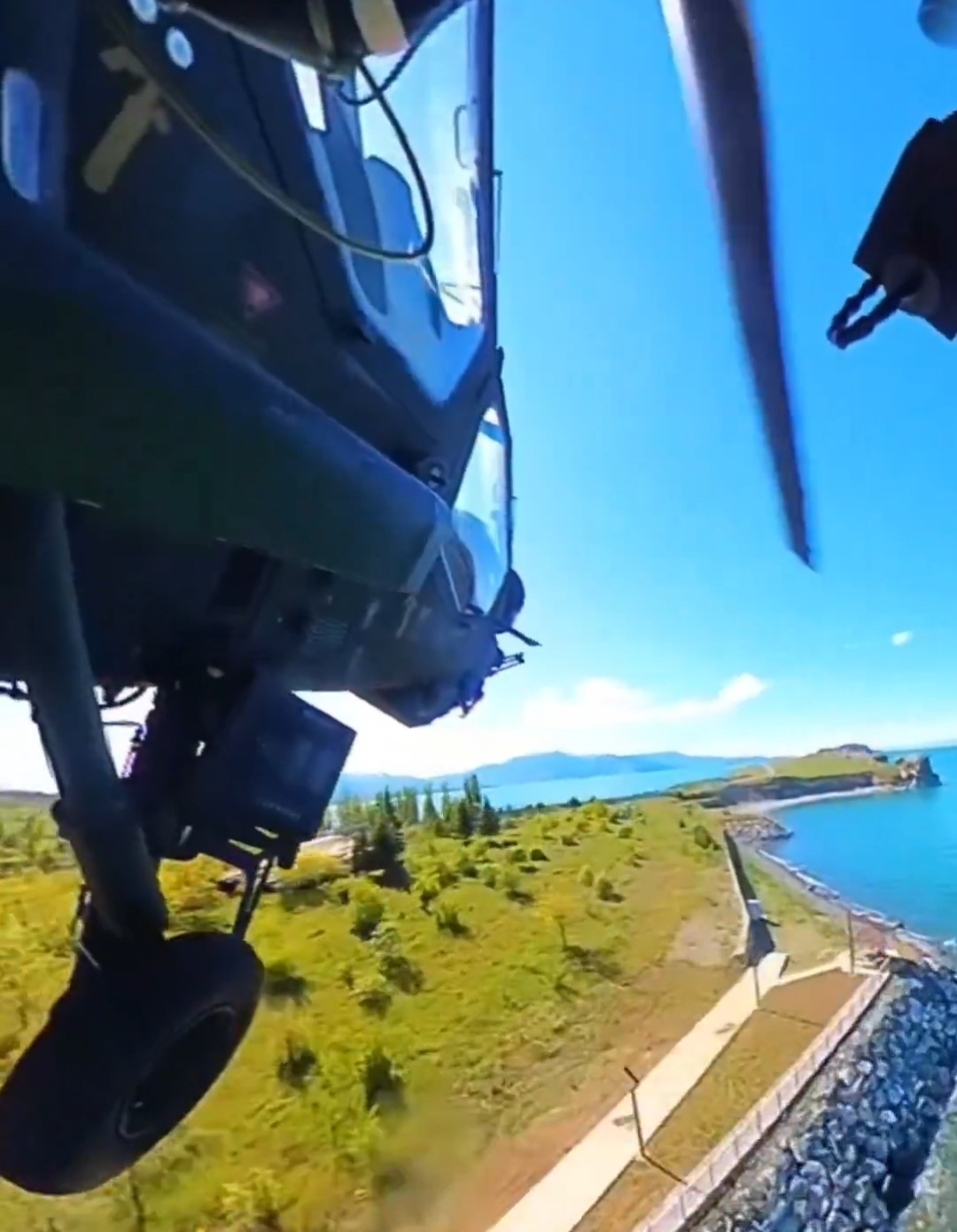 Atak helikopterin kamerasına yansıyan Van Gölü mest etti