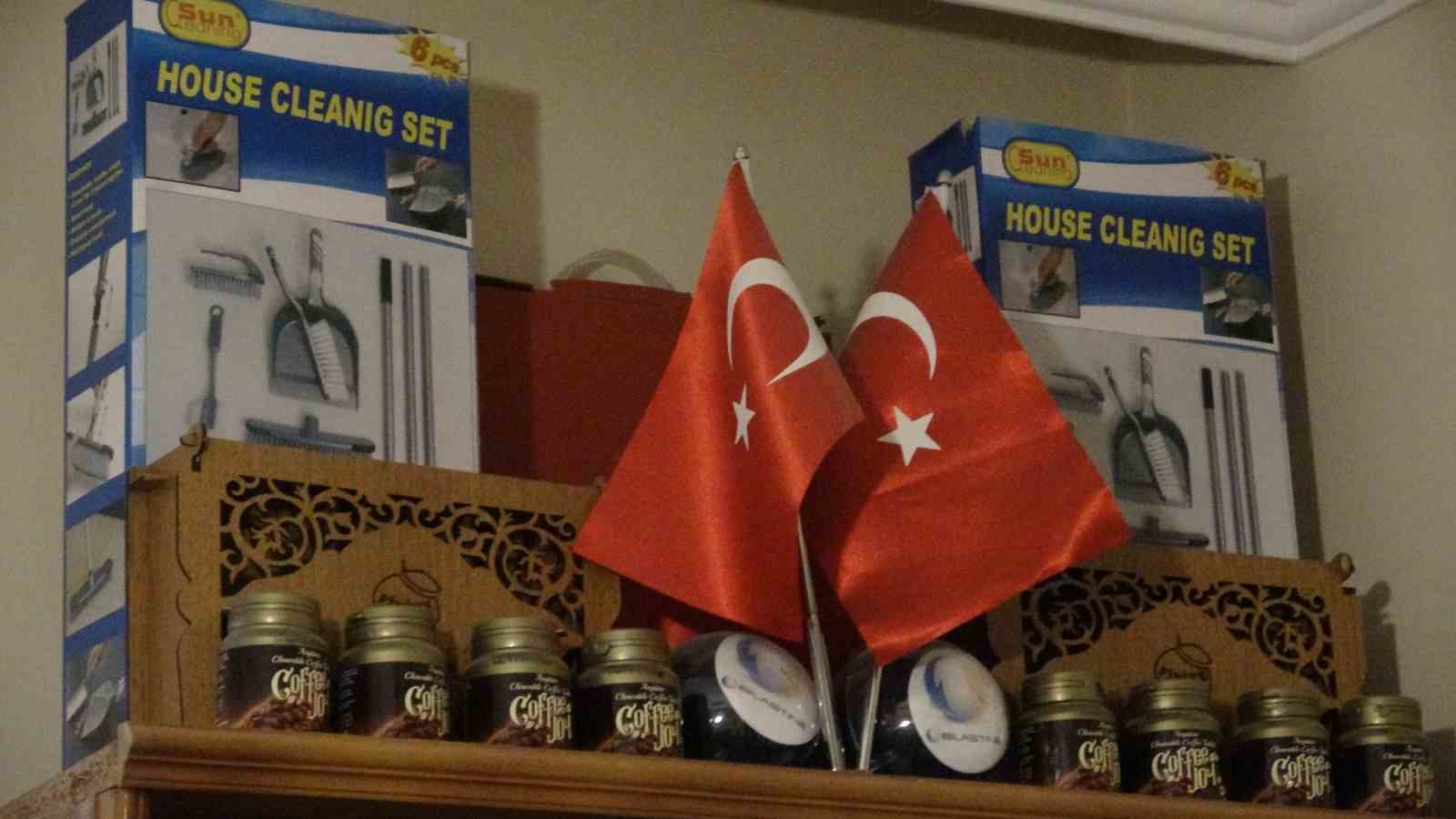 Emekli bankacının, evinin her köşesi ’hediyelik eşya’ ile dolu