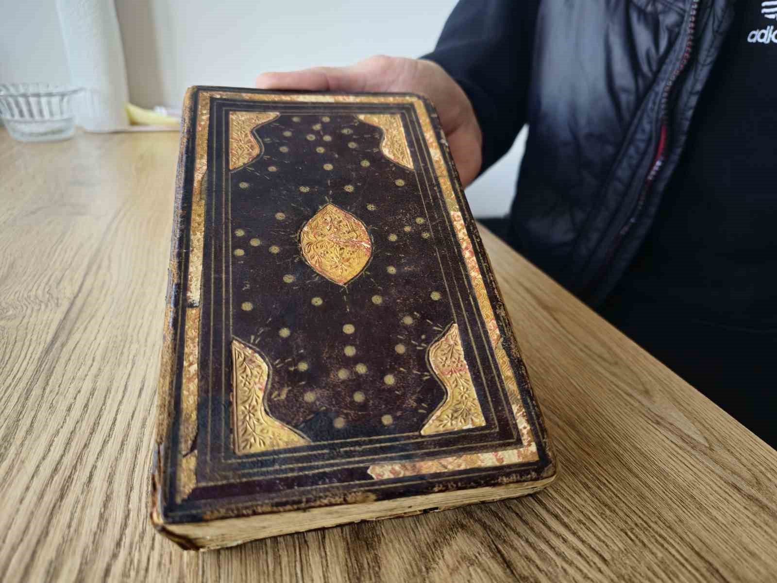 Babasından kalma 300 yıllık Kur’an-ı Kerim’e gözü gibi bakıyor