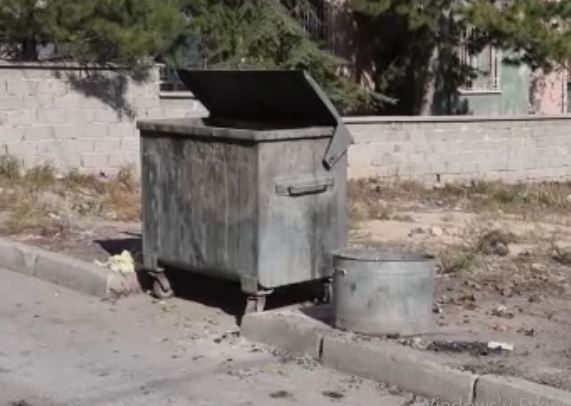 Yeni doğmuş bebeği çöpe bıraktılar