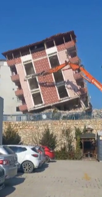 İş makinesi ağır hasarlı bir binayı yerle bir etti