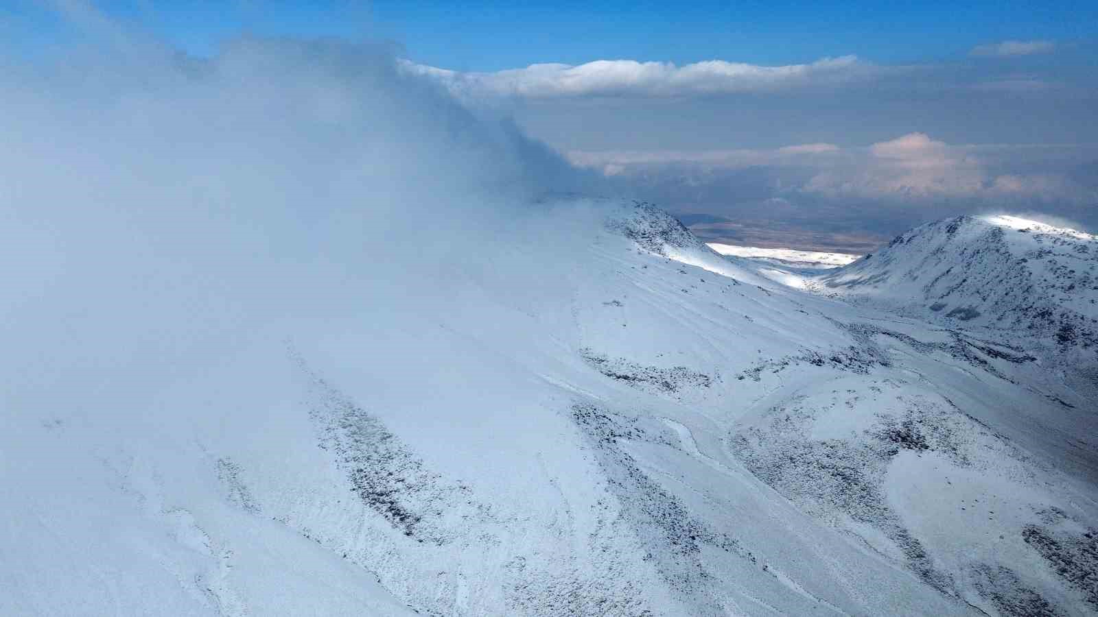 Bitlis’ te yüksek kesimler beyaza büründü