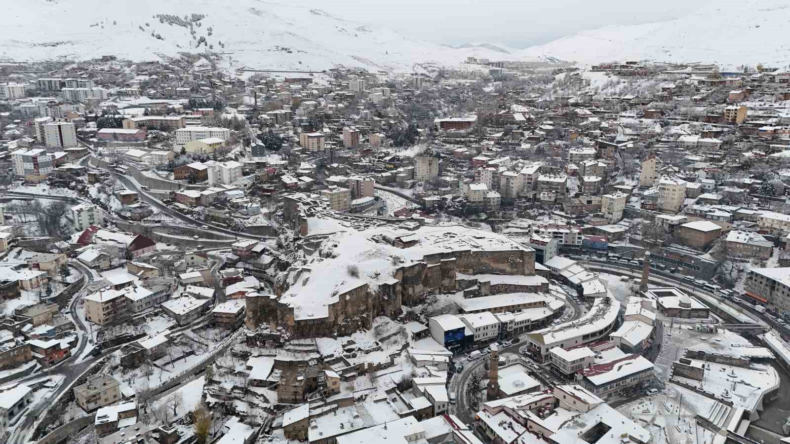 Bitlis’te eğitime  kar engeli