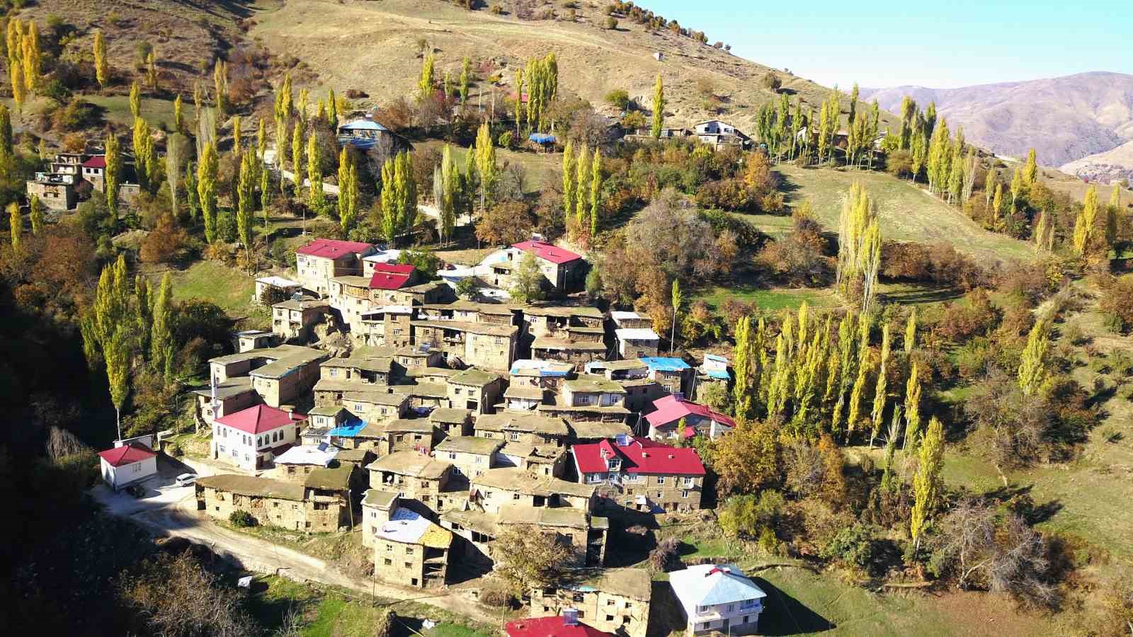 Bitlis’te taş evler sonbaharda kartpostallık görüntüler oluşturuyor
