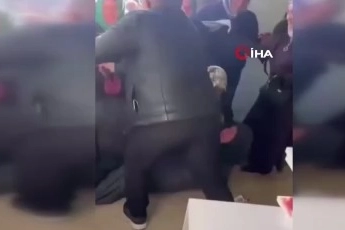 Yarı fiyat indirimiyle alışveriş çılgınlığı! Vatandaşlar birbirini ezdi