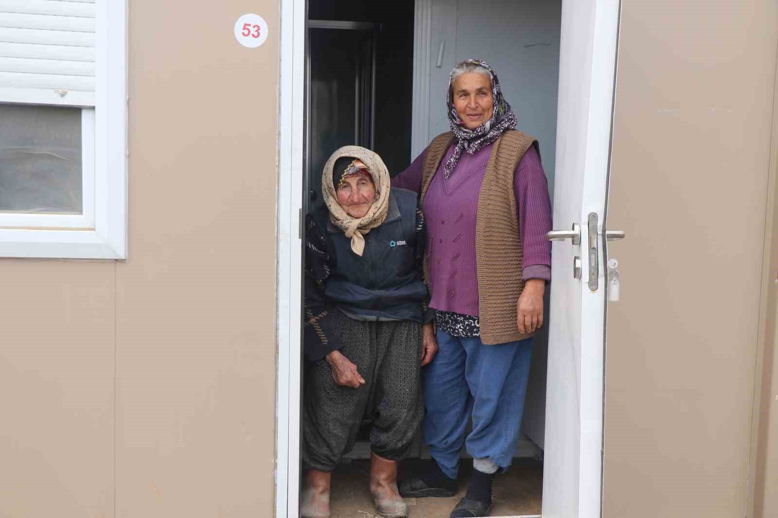 Çalışma azmiyle Türkiye’ye örnek olan Dilber nine çok arzuladığı konteynere kavuştu