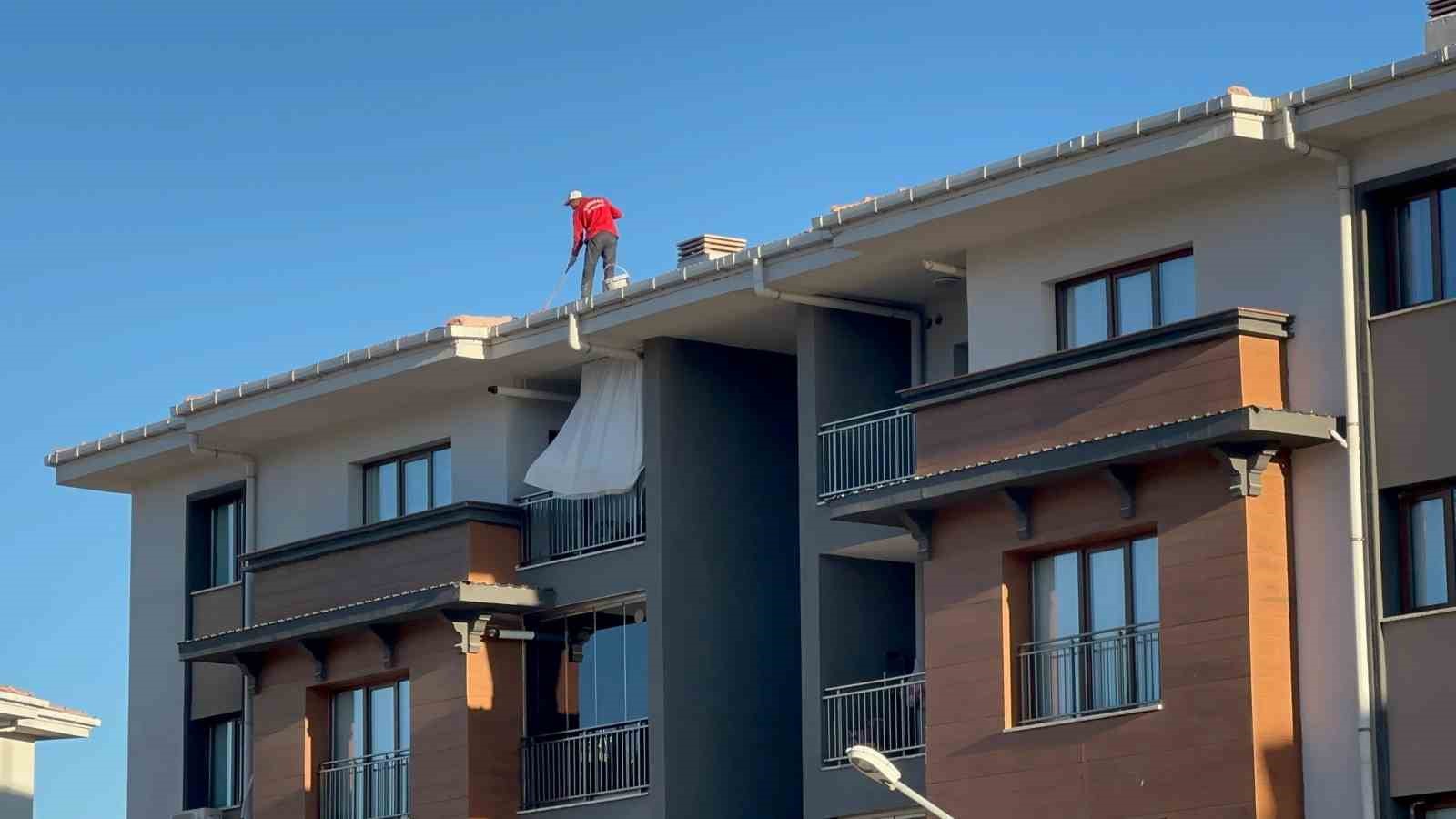 Çatıda tehlikeli çalışma yürekleri ağza getirdi