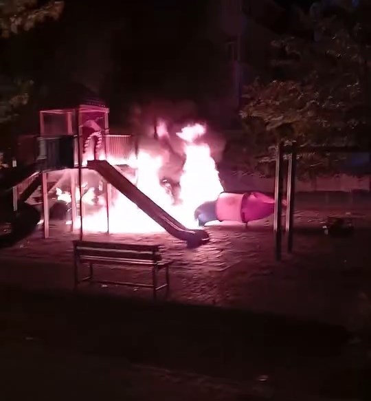 Çocuk parkı alev alev yandı